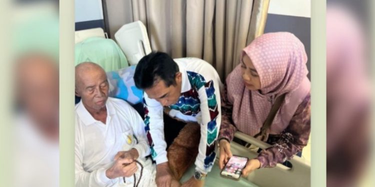 Wakil Walikota Banjarmasin H Arifin Noor bersama istri saat menjenguk dan memijat kaki H Djamhari, mertua Walikota Banjarmasin H Ibnu Sina. (foto : istimewa)