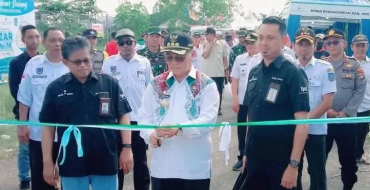 Pembukaan bazar yang ditandai dengan pengguntingan pita. (foto : istimewa)