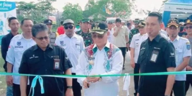 Gunting pita tanda dibukanya bazar HSS. (foto : istimewa)