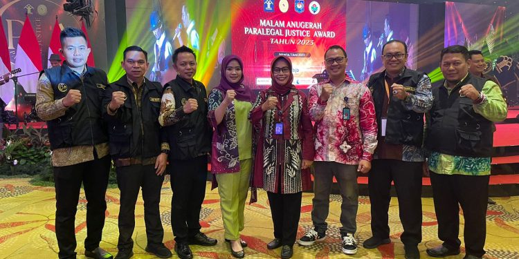 Perwakilan Kades dan Lurah di Kalsel saat menerima Anugerah Paralegal Justice Award 2023. (foto : istimewa)