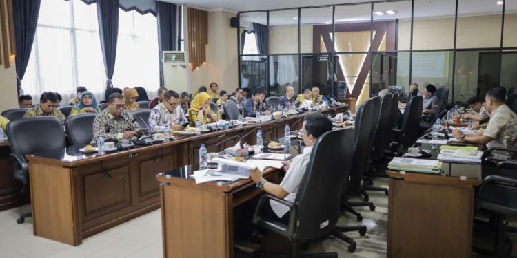 Komisi II DPRD Kalsel RDP dengan mitra kerja. (foto : istimewa)