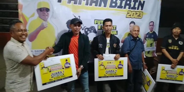 Jimmy Huzain, juara 1 Catur Porwada Kalsel saat menerima hadiah. (foto : istimewa)