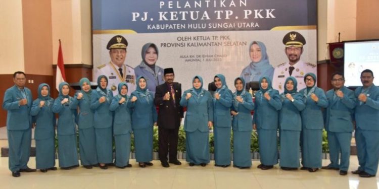 Ketua TP PKK Kalsel Hj Raudatul Jannah bersama Hj Gusti Elvira Riana Dewi Sari Zakly Asswan, Ketua TP PKK HSU beserta jajaran  foto bersama setelah pelantikan. (foto : istimewa/adpim Kalsel)