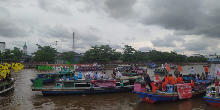 Kirab Pemilu 2024 dengan cara susur sungai yang digelar KPU Banjarmasin. (foto : shn/seputaran)