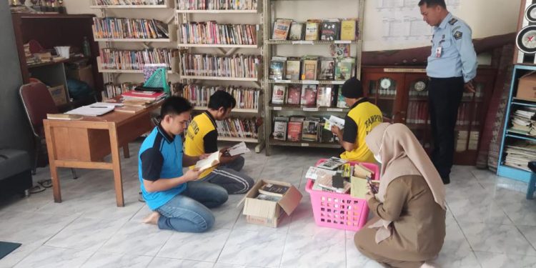 Layanan perpustakaan keliling Dispersip Kalsel ke Rutan dan Lapas. (foto : istimewa)