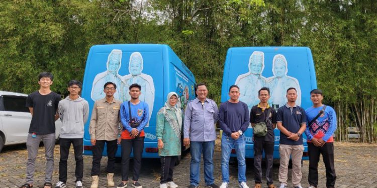 Petugas layanan Mobil Pusling saat berfoto di depan mobil Pusling yang standby di lokasi KBN tingkat Nasional di Kiram. (foto : istimewa)