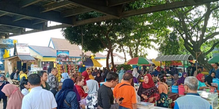 Suasana pengunjung yang ramai di wisata kuliner Mewarung Baimbai di kolong jembatan Banua Anyar sebelum ditutup.