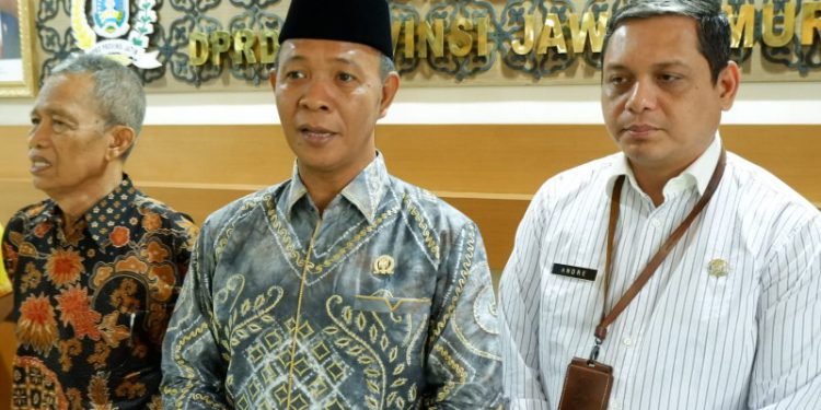 Wakil Ketua Komisi II DPRD Kalsel Muhammad Yani Helmi diwawancarai wartawan ketika menyambangi DPRD Jawa Timur. (foto : istimewa)