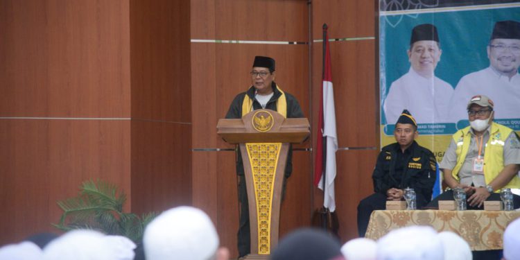 Gubernur Kalsel H Sahbirin Noor saat memberikan sambutan saat menyambut kedatangan jemaah haji di Asrama Haji Banjarmasin. (foto : istimewa)