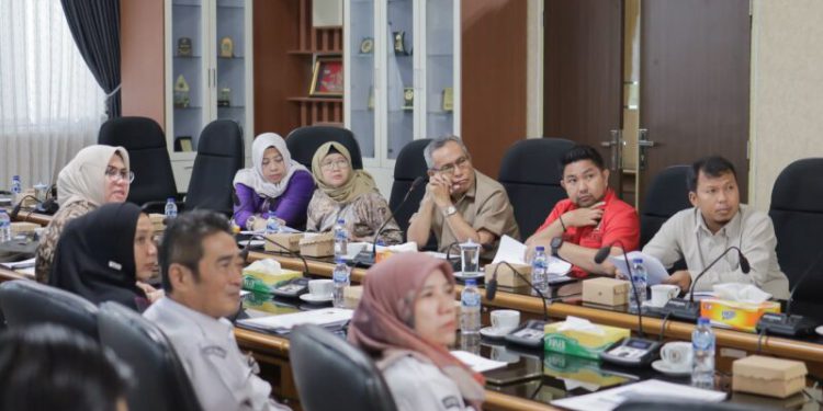 Komisi I DPRD Kalsel saat melaksanakan rapat dengan Ketua KPU kalsel Dr Andi Tenri Sompa. (foto : putza/seputaran)