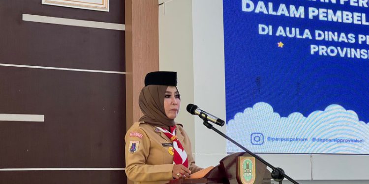 Kepala Dispersip Kalsel Hj Nurliani Dardie saat memberikan sambutan padasosialisasi dan pelatihan bahasa isyarat kepada petugas layanan Dispersip Kalsel. (foto : istimewa)