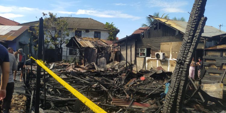 Belasan rumah warga hangus jadi arang karena musibah kebakaran, yang dipasangi police line. (foto : shn/seputaran)