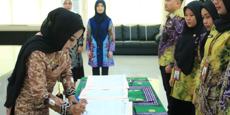 Kepala Dispersip Kalsel Hj Nurliani Dardie saat memberikan tanda tangan pada acara pelantikan pejabat fungsional di lingkungan Dispersip Kalsel. (foto : istimewa)