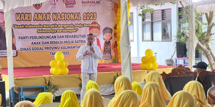 Dispersip bersama Kak Aio megunjungi dan menghibur anak-anak PPRSAR Mulua Sejahtera dalam rangka memeriahkan peringatan Hari Anak Nasional. (foto : istimewa)