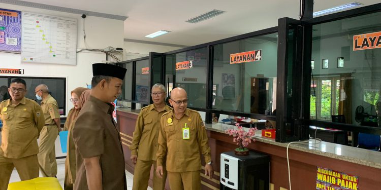 Wakil Ketua Komisi II DPRD Kalsel, Muhammad Yani Helmi memberikan apresiasi terhadap capaian pendapatan UPPD Samsat Handil Bakti. (foto : istimewa)