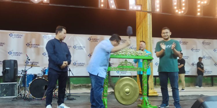 Walikota Banjarmasin H Ibnu Sina saat pukul gong tanda resmi dibukanya wisata Kampung Ketupat pada acara Grand Opening. (foto : shn/seputaran)