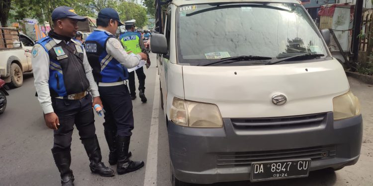 Salah satu mobil angkutan yang diberhentikan petugas Dishub Banjarmasin karena diduga melanggar dimensi pada saat razia. (foto : shn/seputaran)