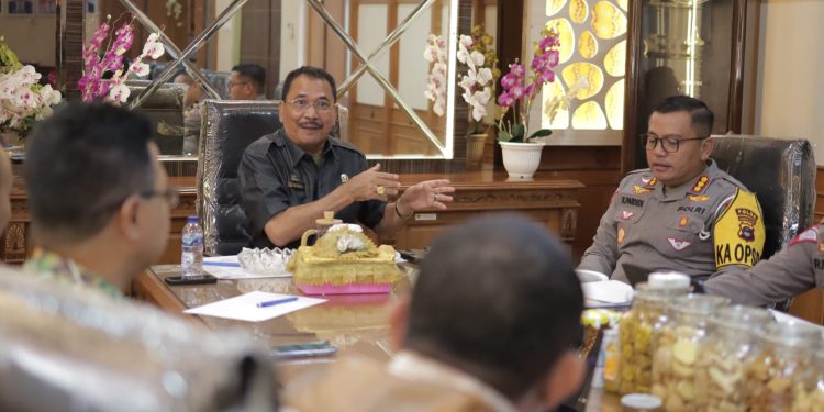 Ketua DPRD Kalsel H Supian HK saat rapat monitoring implementasi ETLE dengan Direktur Polisi Lalu lintas Polda Kalsel. (foto : istimewa)