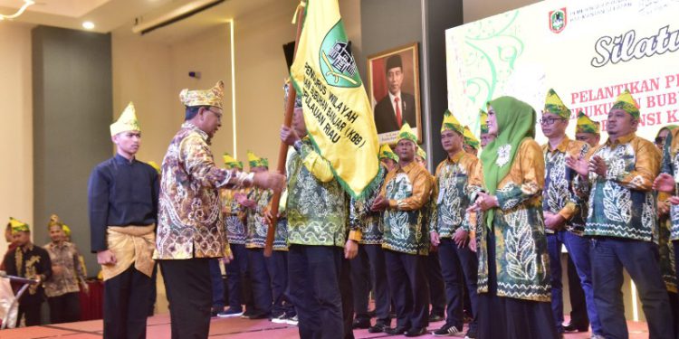 Ketua KBB Sedunia yang juga Gubernur Kalsel H Sahbirin Noor atau Paman Birin saat melantikan kepengurusan KBB Kepri. (foto : istimewa)
