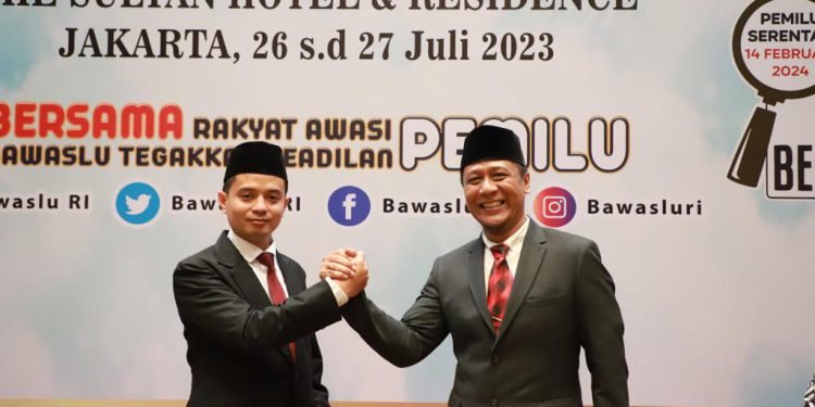 Anggota baru Bawaslu Kalsel Thessa Aji Budiono dan Des Rizal Rachmat Rofiat Darodjat. (foto : istimewa)