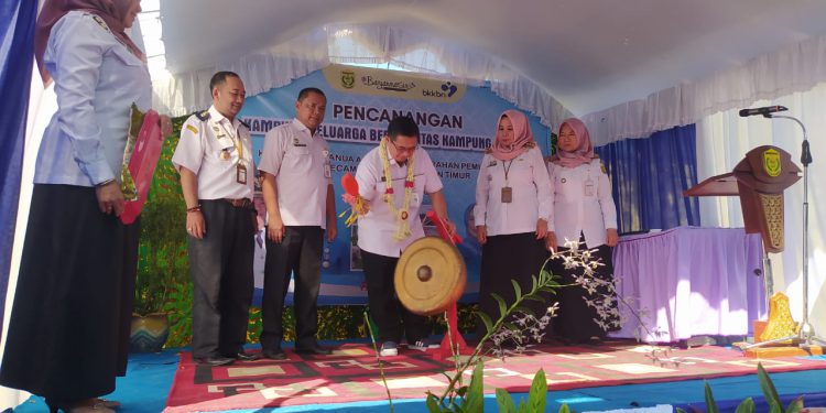 Walikota Banjarmasin H Ibnu Sina pukul gong tanda dicanangkan Kampung KB Kampung Baiman. (foto : shn/seputaran)