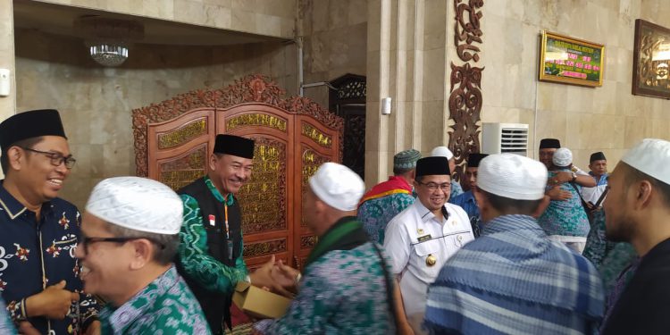 Walikota Banjarmasin H Ibnu Sina saat menyambut kedatangan rombongan jemaah haji Banjarmasin di Masjid Raya Sabilal Muhtadin. (foto : shn/seputaran)