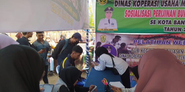 Para pencari kerja begitu antusias saat melamar di salah satu stand perusahaan yang membuka lowongan kerja di Banjarmasin Job Fair 2023. (foto : shn/seputaran)