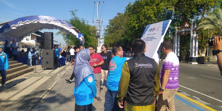 Walikota Banjarmasin H Ibnu Sina saat penandatanganan komitmen. (foto : shn/seputaran)