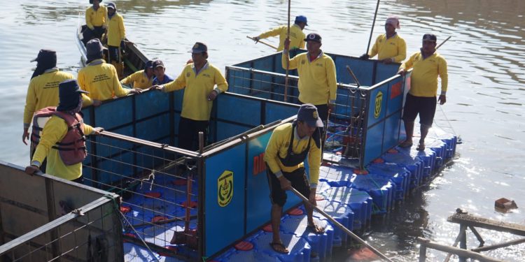 Kubus Apung PUPR Banjarmasin yang berfungsi untuk mengurai pampangan sampah dan enceng gondok di sungai. (foto: shn/seputaran)