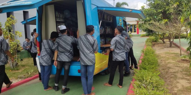 Mobil Pusling Palnam Dispersip Kalsel dikunjungi penghuni LPKA Kelas I Martapura. (foto : istimewa)