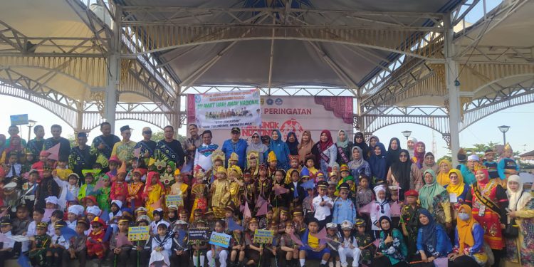 Walikota Banjarmasin H Ibnu Sina saat foto bersama dengan anak peserta Gebyar HAN 2023. (foto : shn/seputaran)