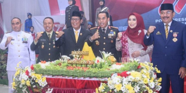 Gubernur Kalsel H Sahbirin Noor saat menghadiri HUT Bhayangkara ke-77 di aula Wajracyna Satbrimob Polda Kalsel, Banjarbaru. (foto : istimewa/Adpim Kalsel)