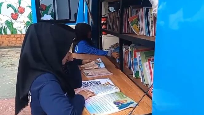 Penghuni Lapas Perempuan Martapura antusias menyambangi dan membaca buku di Mobil Pusling Palnam Dispersip Kalsel. (foto : istimewa)