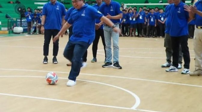 Walikota Banjarmasin H Ibnu Sina saat menendang bola tanda dibukanya tournament Futsal Walikota Cup 2023. (foto : shn/seputaran)