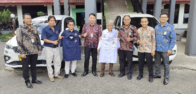 Penyerahan seragam Banjar Taxi dan Kojatas oleh Kepala Divisi UMK Bank Kalsel Noor Imansyah kepada perwakilan manajemen Banjar Taxi dan Kojatas Kalsel. (foto : istimewa)