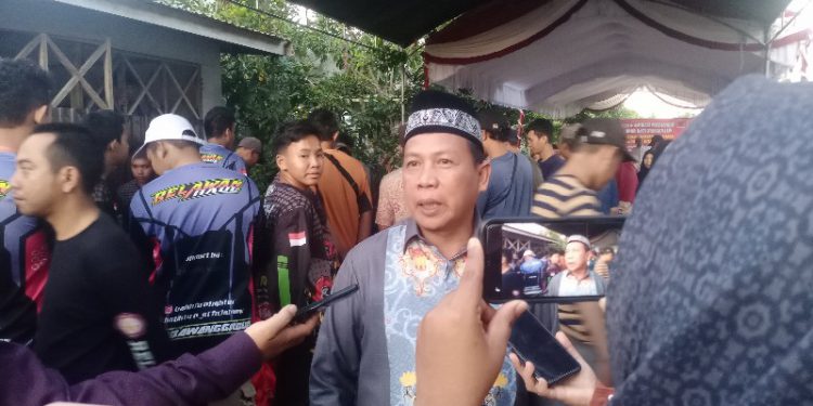 Anggota DPRD Banjarmasin Taufik Husin saat diwawancarai usai reses di Jalan Bawang Putih, Sungai Andai. (foto : sdy/seputaran)