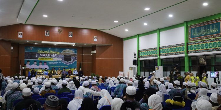 Jemaah Haji kloter 1 Embarkasi Banjarmasin yang tiba saat disambut Gubernur Kalsel H Sahbirin Noor bersama Kepala Kemenag Kalsel M Tambrin. (foto : istimewa)