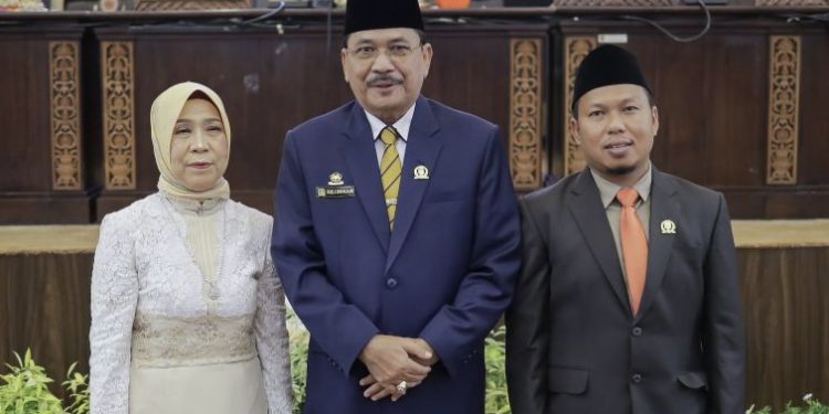 Ketua DPRD Kalsel H Supian HK berfoto bersama dengan dua PAW Anggota DPRD Kalsel Susan dan Fahruri. (foto : istimewa)