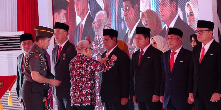 Gubernur Kalsel H Sahbirin Noor atau Paman Birin menerima penghargaan tanda kehormatan Satyalancana Wira Karya. (foto : istimewa/Adpim Kalsel)