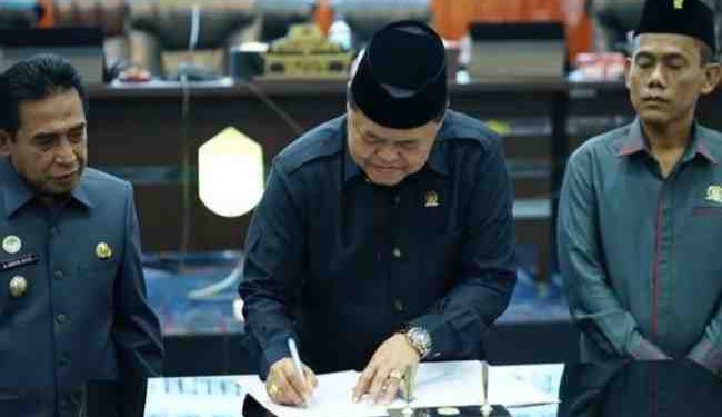 PENETAPAN: Wakil Ketua DPRD Banjarmasin, Matnor Ali menandatangani nota kesepakatan Penetapan Rancangan Peraturan Daerah tentang Pertanggungjawaban Pelaksanaan APBD Tahun Anggaran 2022