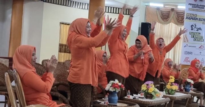 IKWI Kalsel saat sorak gembira begitu dinyatakan sebagai juara pertama lomba menghias nasi tumpeng pada HUT IKWI ke-62. (foto : istimewa)