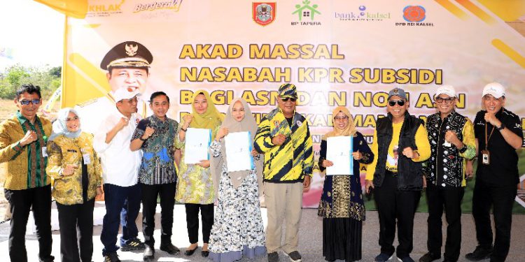 Foto bersama di sela akad rumah massal. (foto : istimewa/Bank Kalsel)