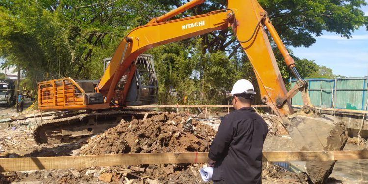 Alat berat saat pengerjaan rehab Langgar Al Hinduan, yang dibawahnya terdapat meriam bersejarah. (foto : shn/seputaran)