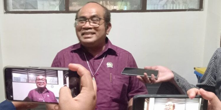 Ketua Komisi IV DPRD Banjarmasin Saut Nathan Samosir diwawancarai wartawan terkait anggaran smartphone untuk siswa. (foto : sna/seputaran)