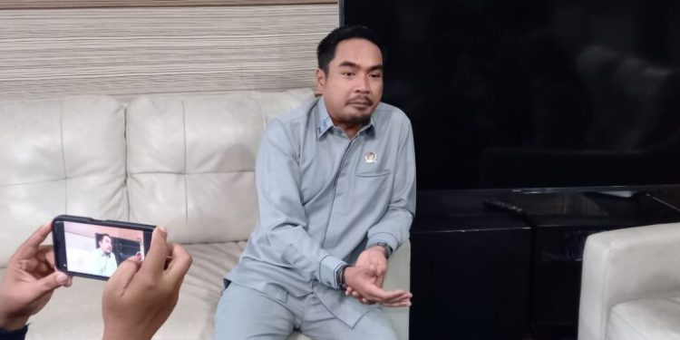 Ketua DPRD Banjarmasin Harry Wijaya saat diwawancarai di ruang kerjanya. (foto : sna/seputaran)