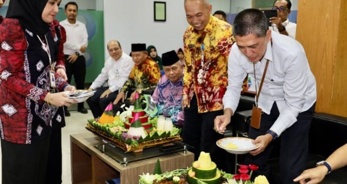 Dirut Bank Kalsel Fachrudin saat potong tumpeng pada Milad ke-19 Bank Kalsel Syariah. (foto : istimewa)