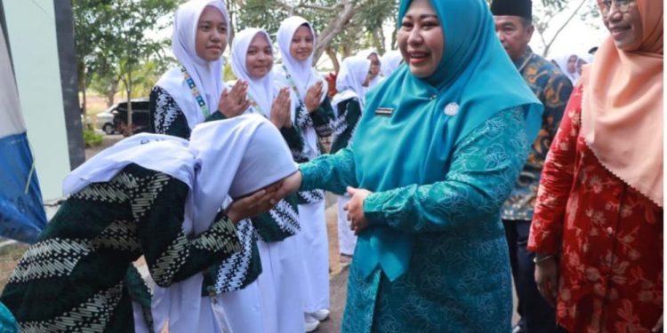 Para murid MAN Insan Cendekia cium tangan Ketua TP PKK Kalsel Hj Raudatul Jannah, menyambut kedatangannya. (foto : istimewa/adpim Kalsel)