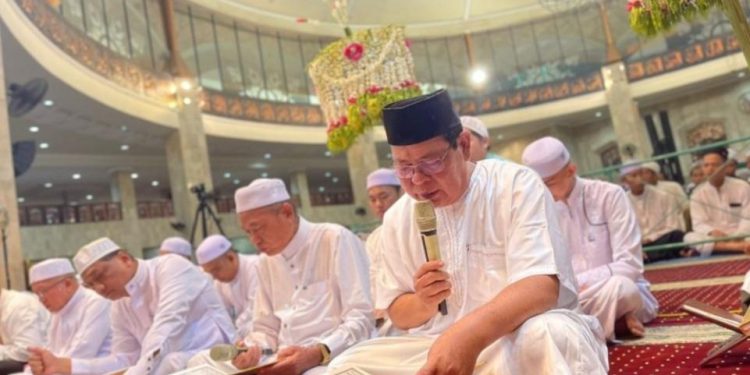 Gubernur Kalsel H Sahbirin Noor atau Paman Birin saat membaca Al Qur'an pada kegiatan syukuran Harjad Kalsel sekaligus HUT Kemerdekaan di Mesjid Raya Sabilal Muhtadin. (foto : istimewa/adpim Kalsel)