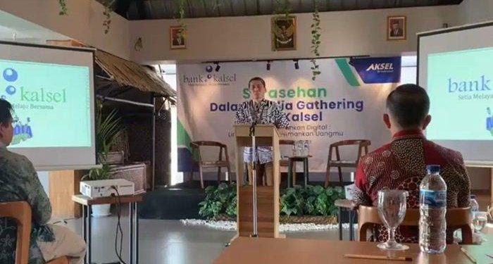 Dirut Bank Kalsel Fachrudin saat memberikan sambutan pada Sarasehan Media Gathering Bank Kalsel. (foto : istimewa)