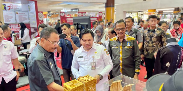 Sekdaprov Kalsel Roy Rozali Anwar mewakili Gubernur Kalsel H Sahbirin Noor saat menghadiri Expo Layanan Kemenkumham. (foto : istimewa)